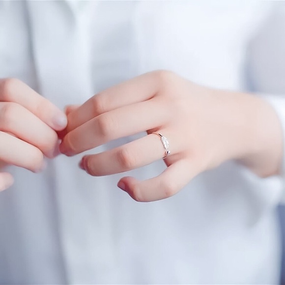 ⚜️[𝟯/$𝟭𝟴]⚜️NEW Feather Silver Delicate Adjustable Ring - Picture 4 of 8